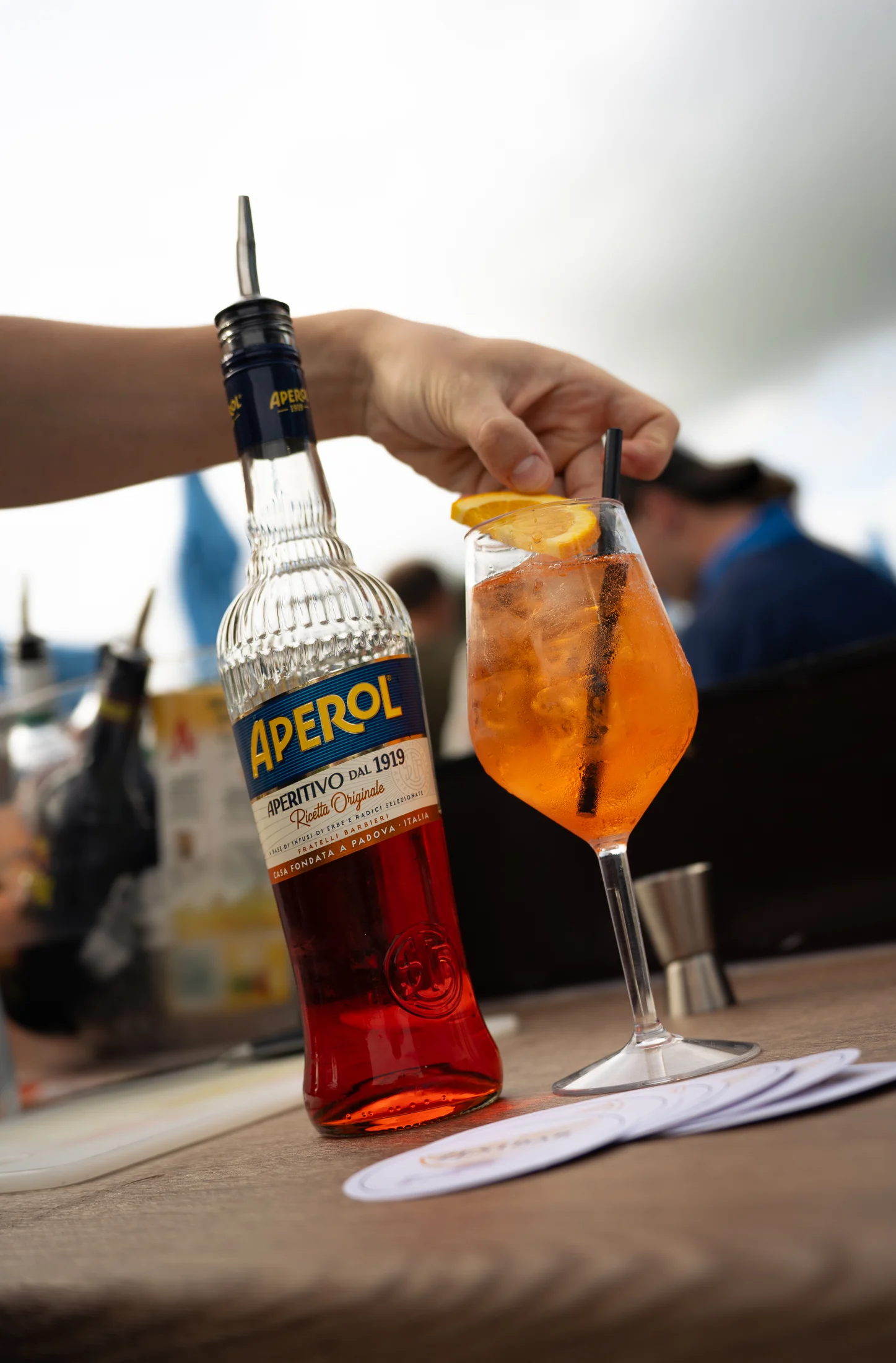 Een vers bereide Aperol Spritz met sinaasappel