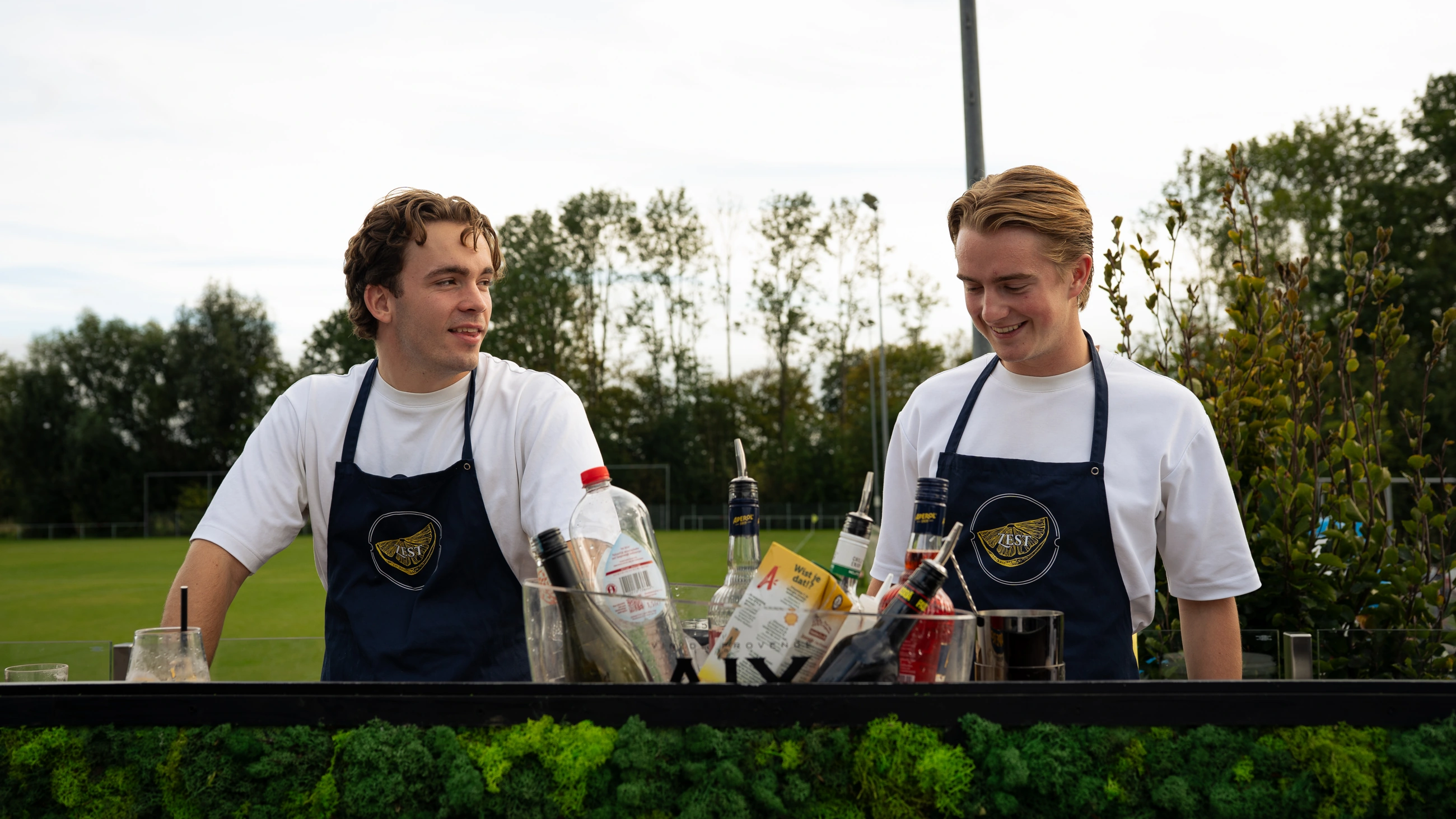 Finn en Ramon samen achter de Zestbar